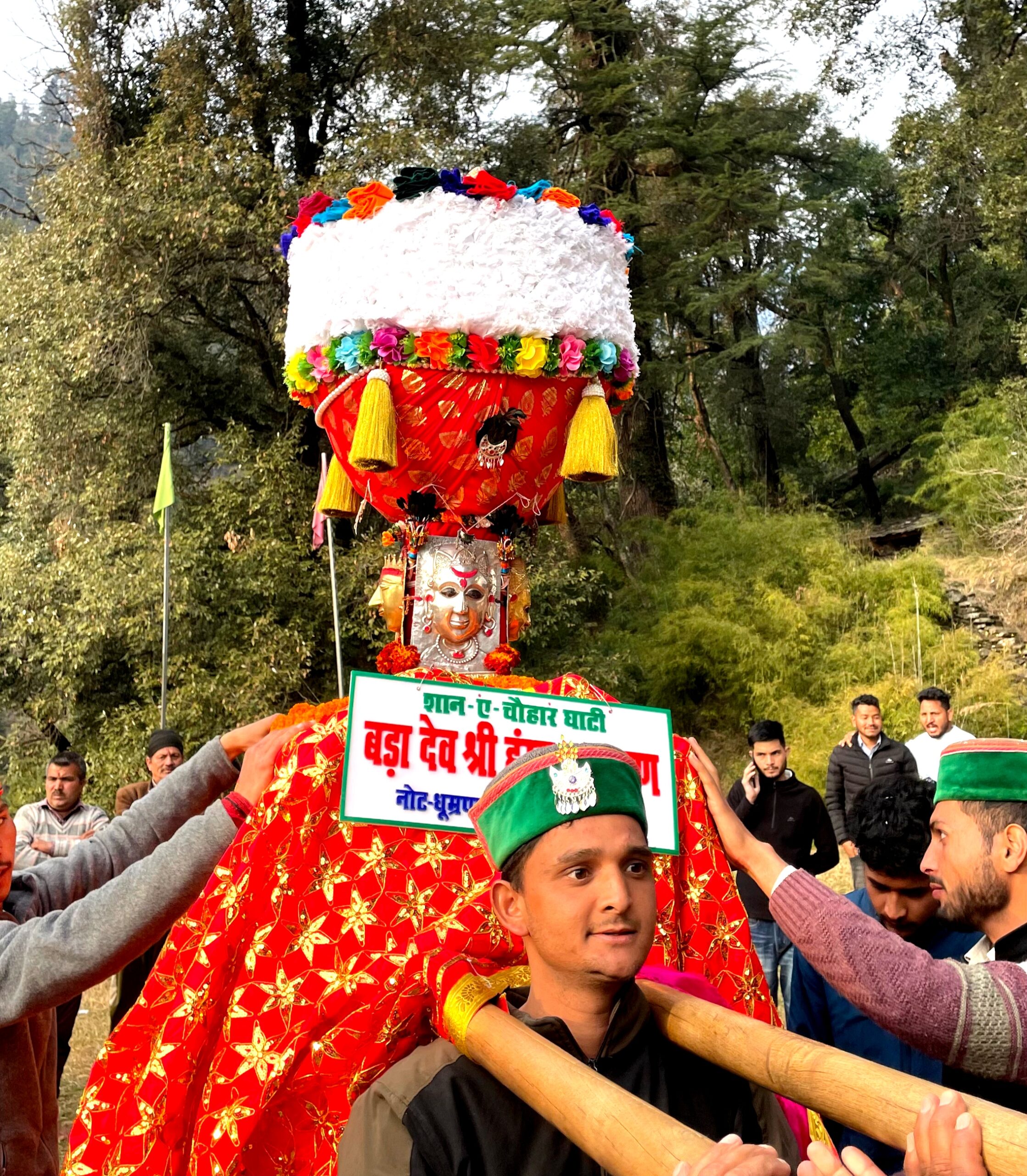 श्री हुरंग नारायण देवता को देश के सर्वोच्च न्यायलय के न्यायधीश श्री संजय करोल द्वारा लिफाफे में चढ़तर चढ़ा चुके हैं