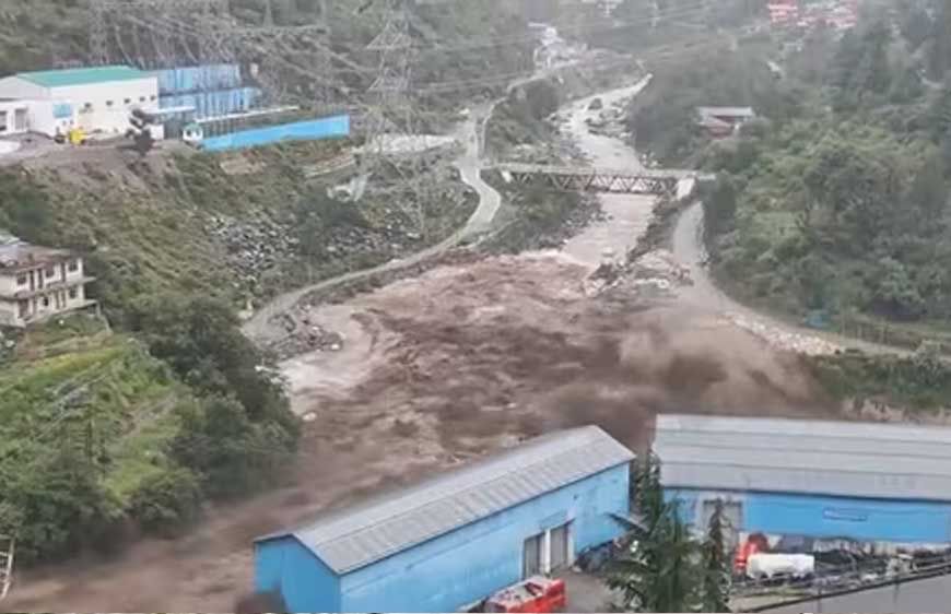 जिला कुल्लू में भारी वर्षा एवं बादल फटने से तीन लोगों की मृत्य और कई घरों तथा गाड़ियां हुई क्षतिग्रस्त