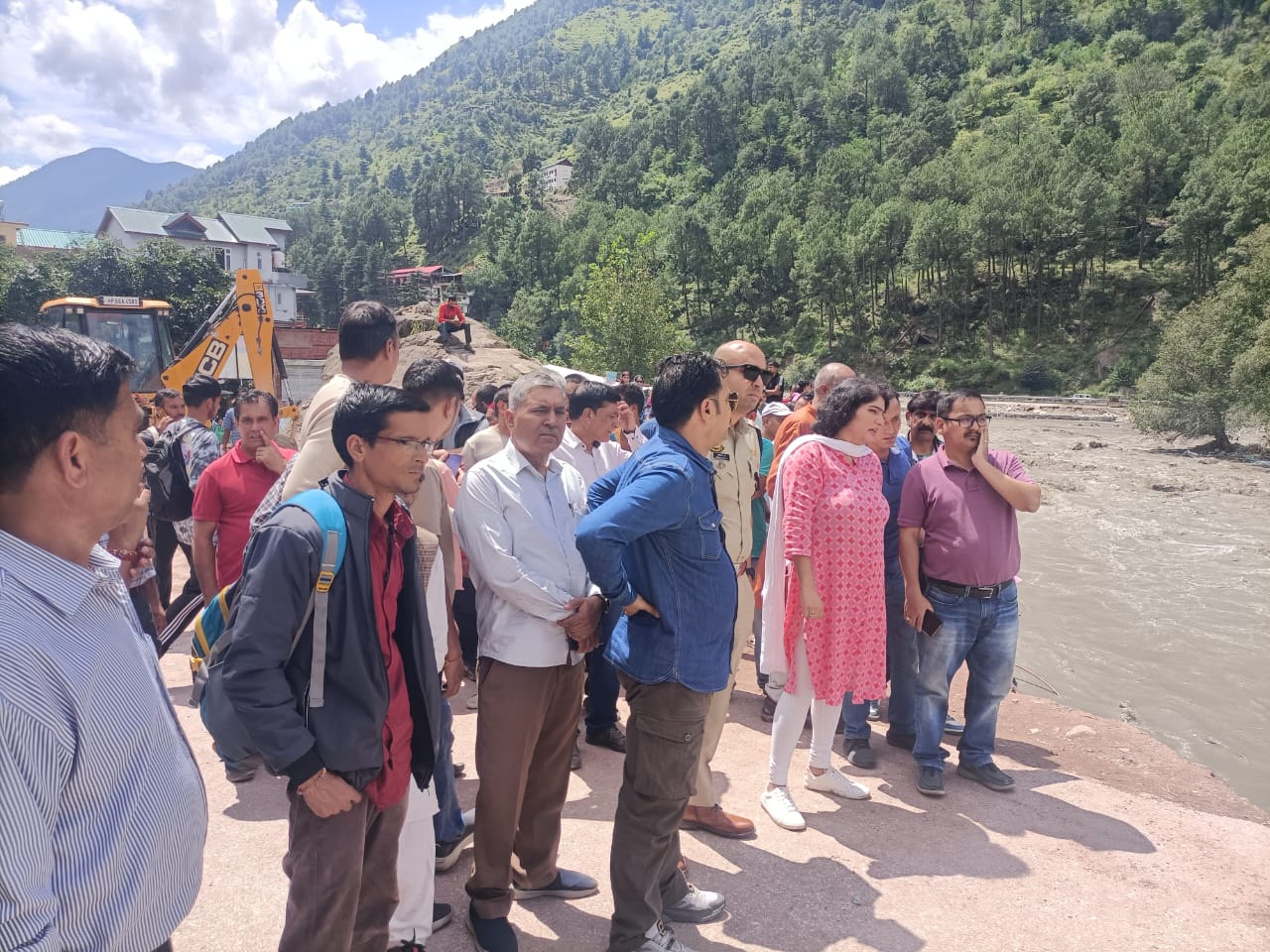 उपायुक्त ने प्रभावित क्षेत्रों किया दौरा, प्रभावितों को हरसंभव सहायता का आश्वासन