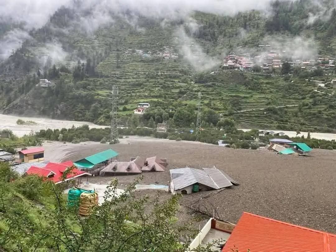 उत्तराखंड के धराली में बादल फटने की घटना में भारी तबाही 50 से अधिक लोग लापता