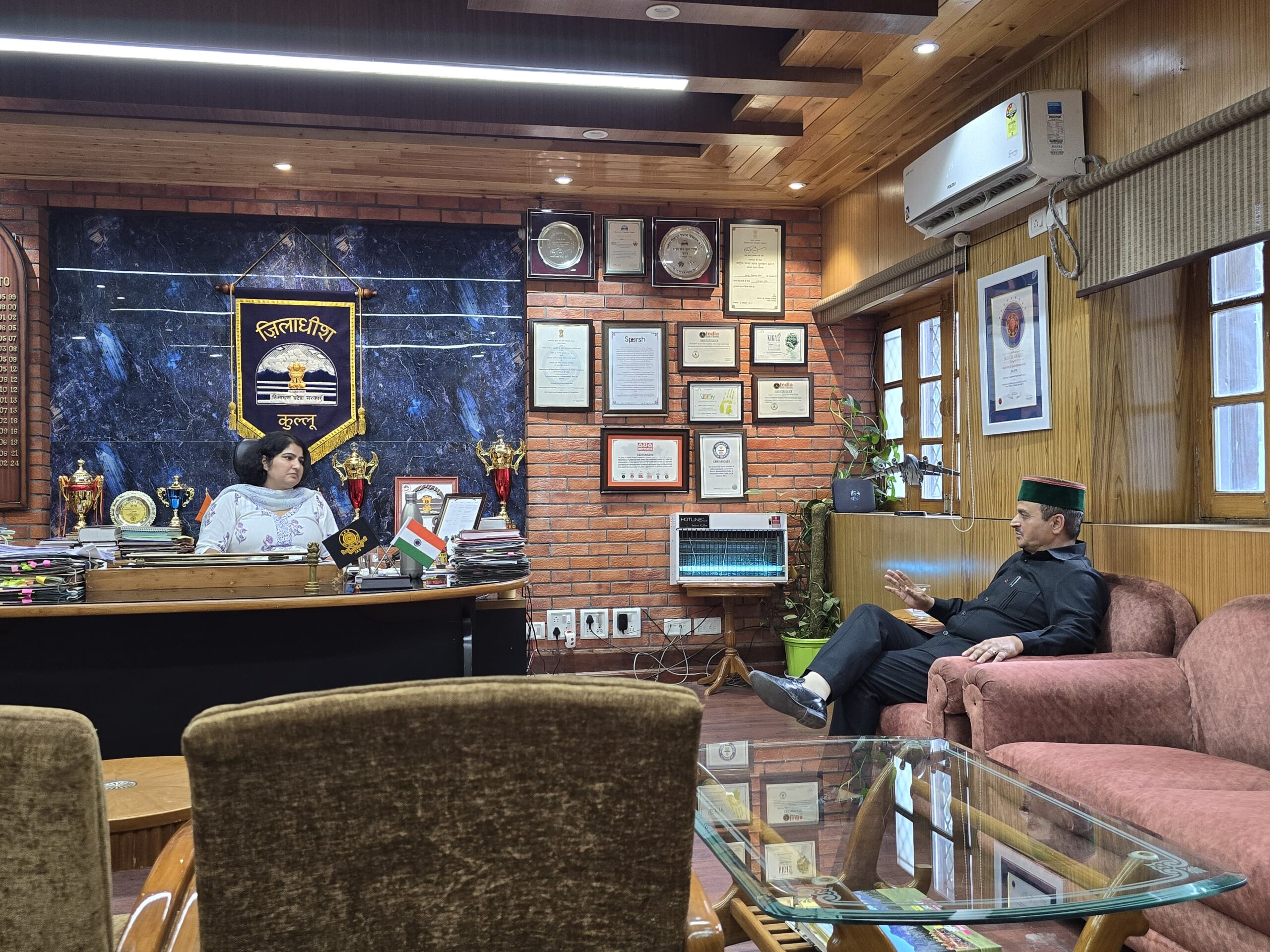 भेड़पालकों की समस्याओं और चोरी की घटनाओं पर वूल फेडरेशन चेयरमैन की उपायुक्त कुल्लू से चर्चा*