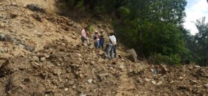 तस्वीर: भूस्खलन प्रभावित कुल्लू के इनर अखाड़ा बाजार क्षेत्र में जीएसआई की टीम ने गुरुवार कोप्रारंभिक आकलन किया।