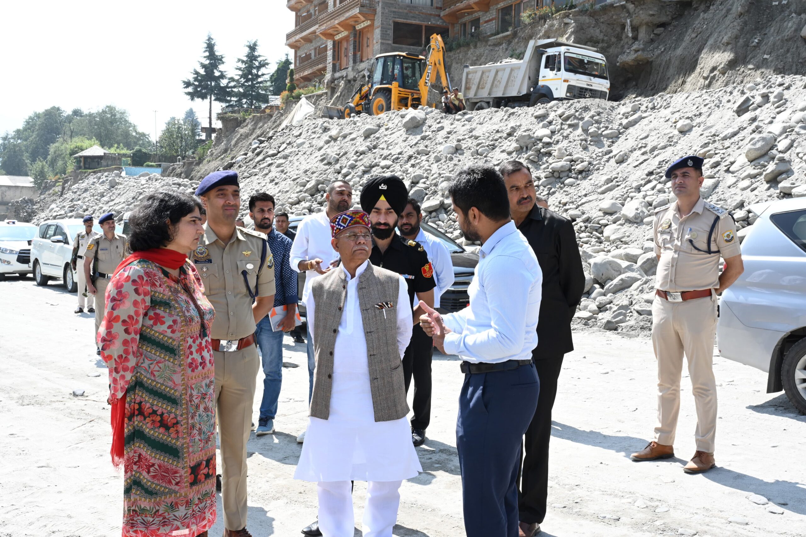 राज्यपाल ने मनाली के आपदा प्रभावित क्षेत्रों का निरीक्षण किया