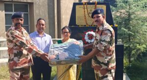 शहीदी दिवस पर  बीर नारी बीना गुलेरिया को सम्मानित करते हुए एनसीसी वायु सेना विंग मंडी के फ्लाइट कमांडर फ्लाइंग ऑफिसर डॉ चमन व आईटीबीपी के अधिकारी सामूहिक चित्र में