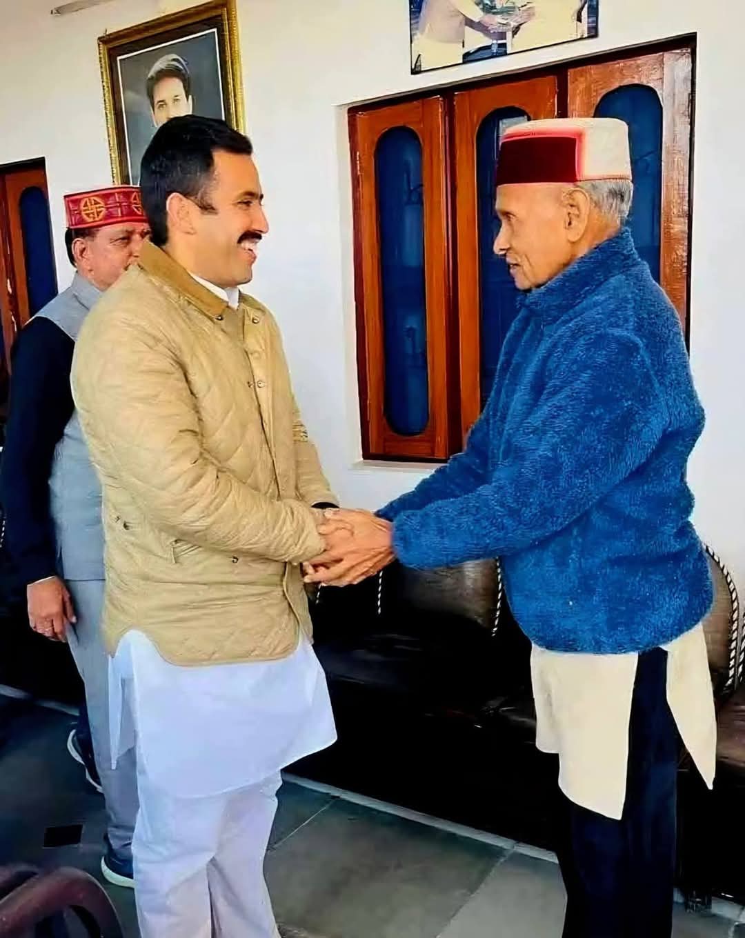 पूर्व मुख्यमंत्री प्रेम कुमार धूमल से विक्रमादित्य की शिष्टाचार भेंट: सियासी जंग की दूरियां खत्म