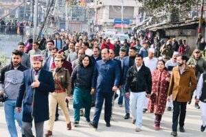 यह तस्वीर 25 जनवरी 2026 की नहीं बल्कि यही गणतंत्र दिवस 26 जनवरी 2026 की है जब मंत्री महात्मा गांधी को फूल माला पहना कर सेरी मंच की ओर सभी अपने कदम बढ़ाते हुए ।इस तस्वीर से सियासी जंग को समझा जा सकता है कि किसकी कहां और कैसी दूरियां और नजदीकियां हैं।