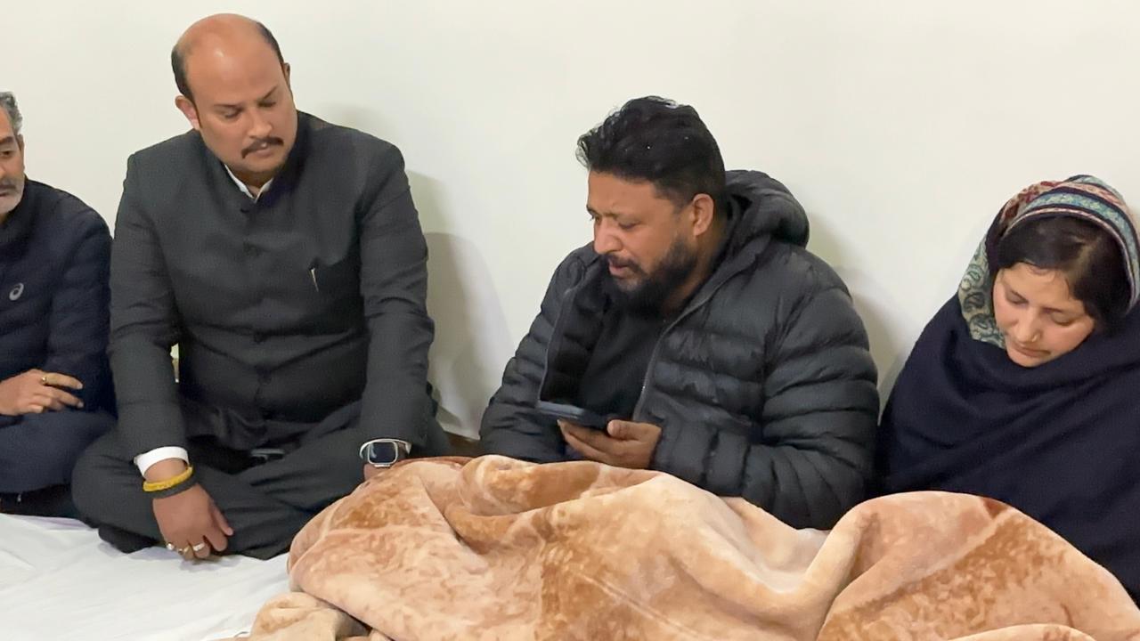 मुख्यमंत्री ने राजकीय महाविद्यालय धर्मशाला की मृतक छात्रा के परिजनों को ढांढस बंधाया