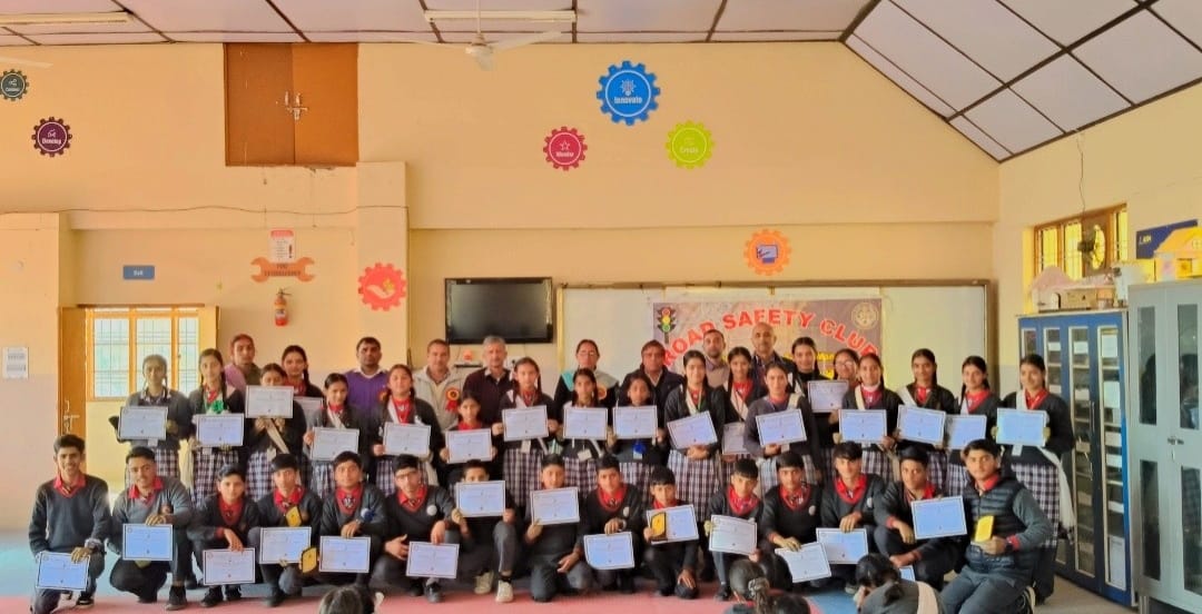 मंडप स्कूल में नवाजे वाइब्रेट रोड सेफ्टी क्लब के होनहार छात्र