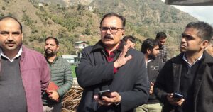 गावर कंपनी के जनरल मैनेजर विकास नगर,बीच में एनएचएआई के क्षेत्रीय प्रबंधक कर्नल अजय सिंह तथा वरुण चारी परियोजना निर्देशक दाईं ओर खड़े 