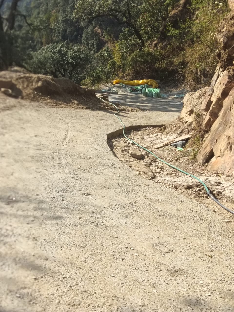 चौहार घाटी की तरस्वान पंचायत की र्मेहड़–द्रगढ़ सड़क निर्माण कार्य शुरू, 135 मीटर हिस्सा कंक्रीट से होगा पक्का