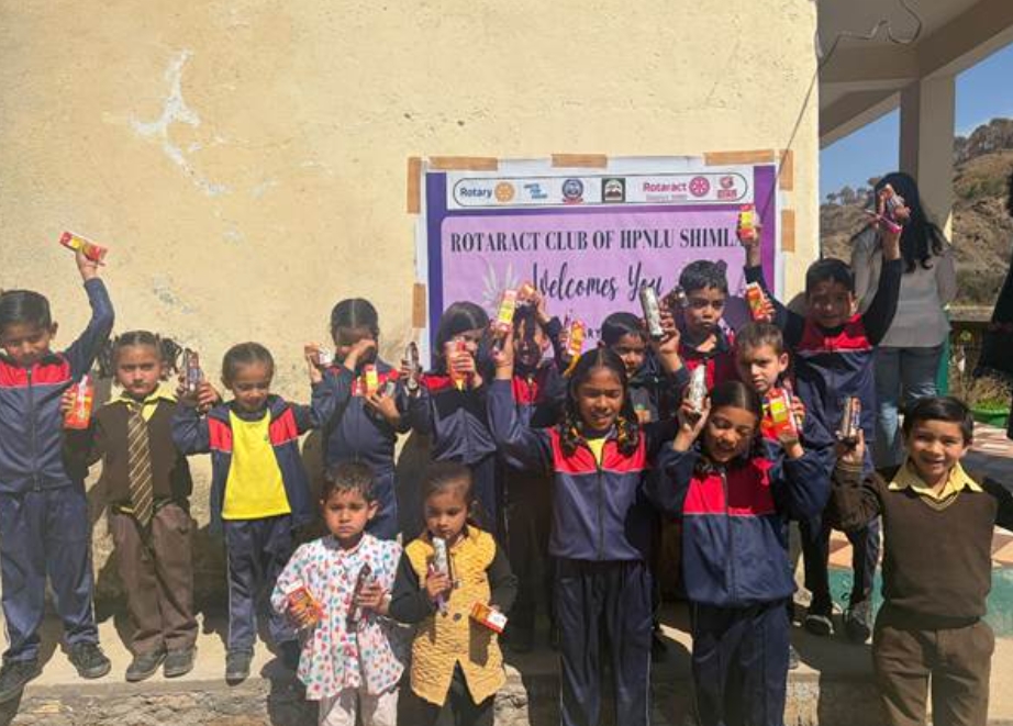 HPNLU रोटरैक्ट क्लब ने गवर्नमेंट सेंट्रल प्राइमरी स्कूल, बथालंग में स्टूडेंट्स के साथ होली मनाई