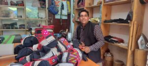 नोखा राम हिमाचली टोपी के कारीगर है इनकी सप्लाई विभिन्न जगह जाती है । नोखा राम अपने परिवार की आजीविका इस कारोबार में खुद तो काम करते हैं साथ ही साथ अन्य को भी रोजगार दे रहे हैं। उन्होंने कहा कि वह खुद विभिन्न डिजाइनों में टोपियों को तैयार करते हैं किसी के बड़े ऑडर मिलने पर भी उन्हें समय के साथ पूरा किया जाता है ।उन्होंने कहा कि टोपी की सामग्री काफी मंहगी हुई है इसलिए टोपियों की कीमत मंहगी होने लगी है।,यहां पर हर प्रकार की टोपियां बनाई जाती है ।जिसे कुल्लू के विभिन्न शोरूम में भेजी जाती है।