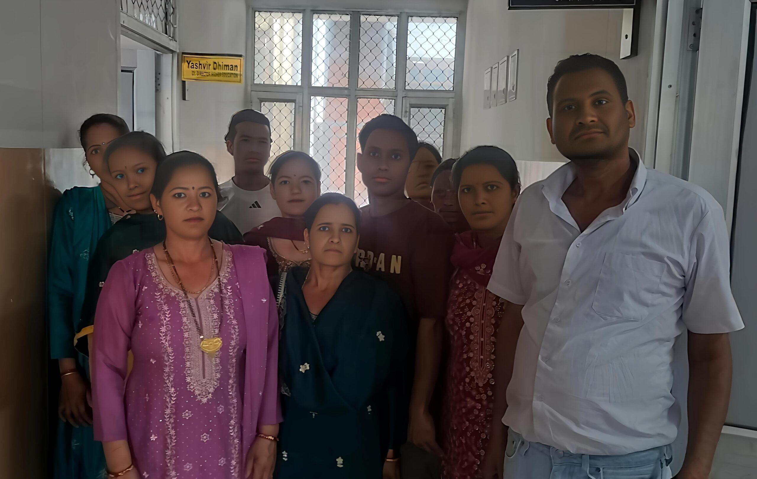 चौहार घाटी के सीनियर सेकेंडरी स्कूल कथोग में शिक्षकों के खाली पदों को लेकर SMC का शिक्षा उपनिदेशक को सौंपा ज्ञापन