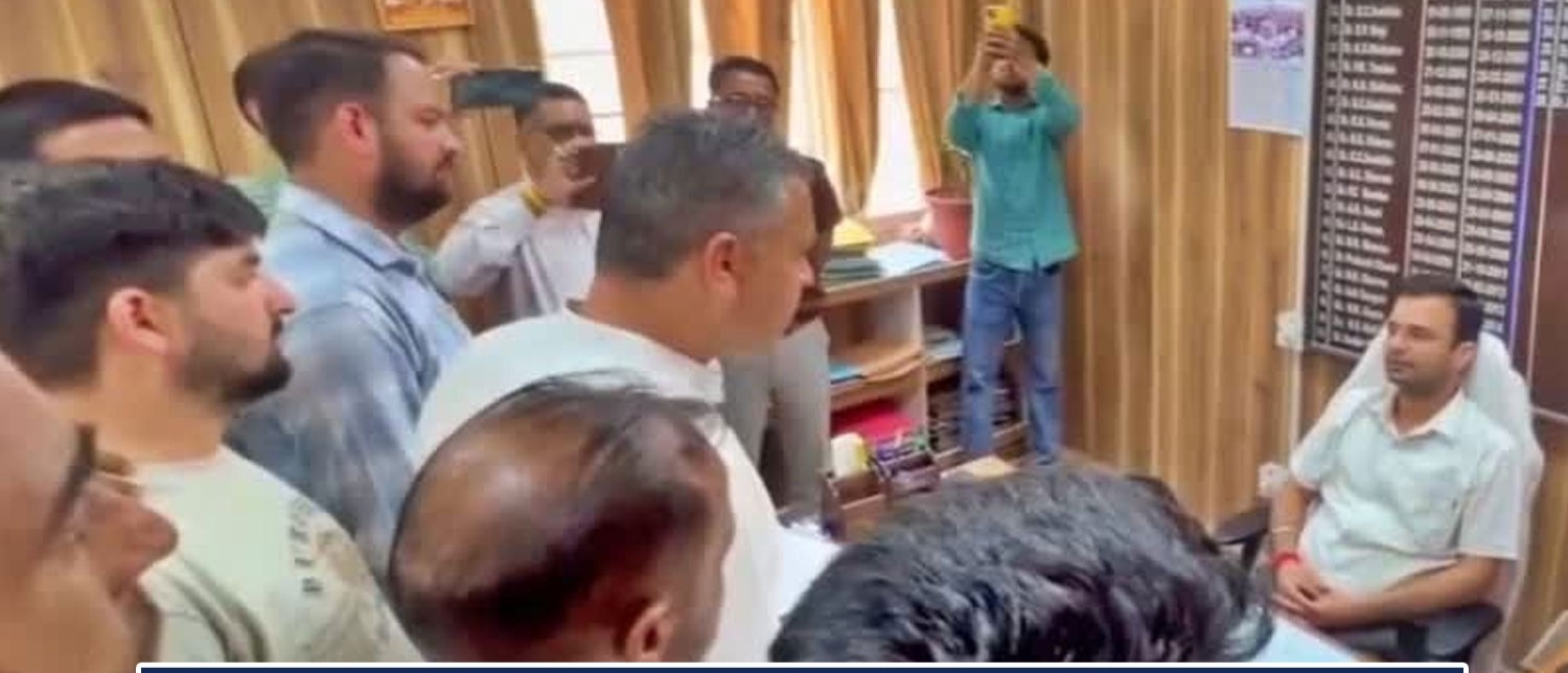 धर्मपुर में PWD अधिकारी से अभद्र व्यवहार पर भड़के जूनियर इंजीनियर, कड़ी कार्रवाई की मांग**