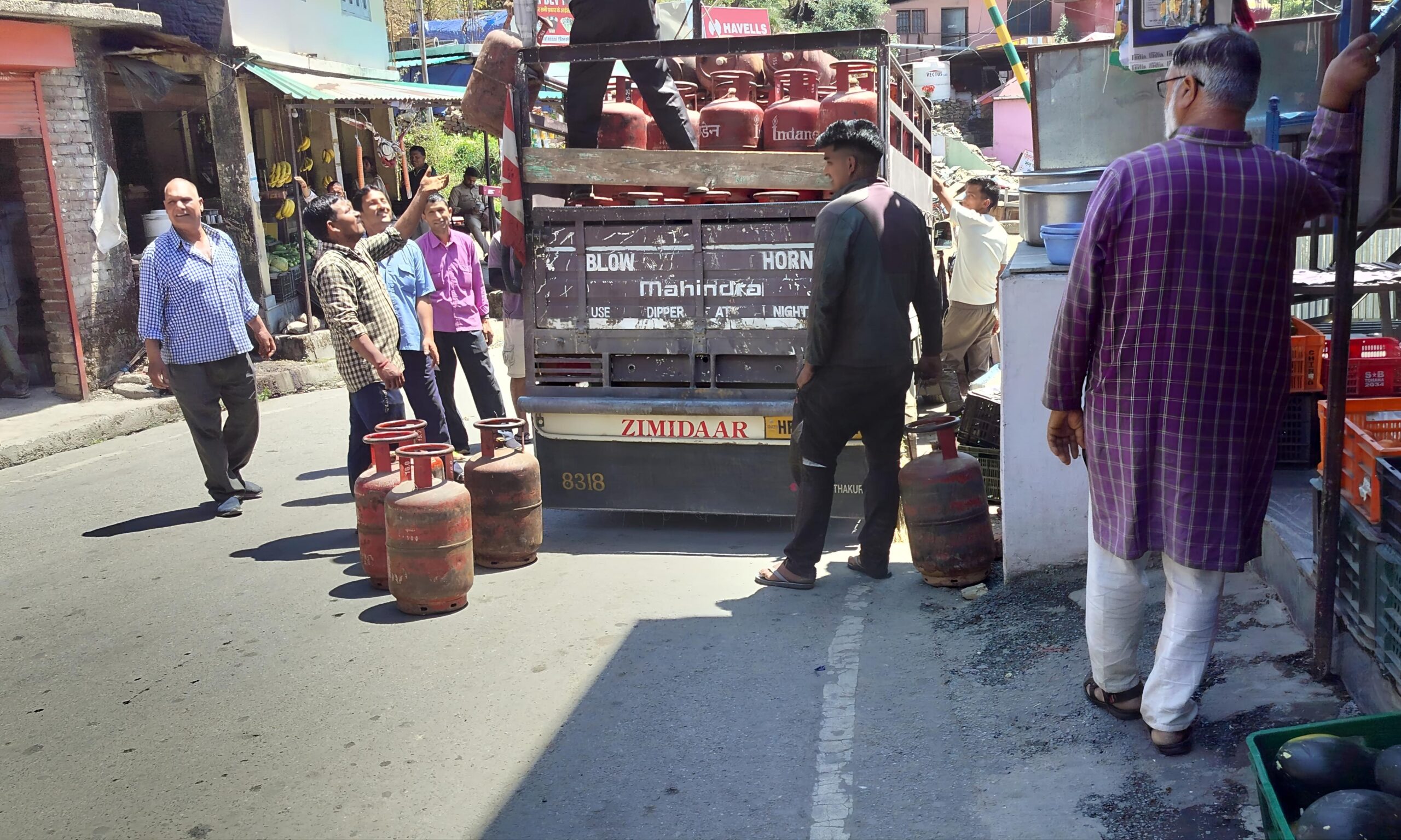 चौहार घाटी में LPG गैस की भारी किल्लत: दो माह से सप्लाई ठप, रसोई से लेकर छोटे कारोबार तक प्रभावित