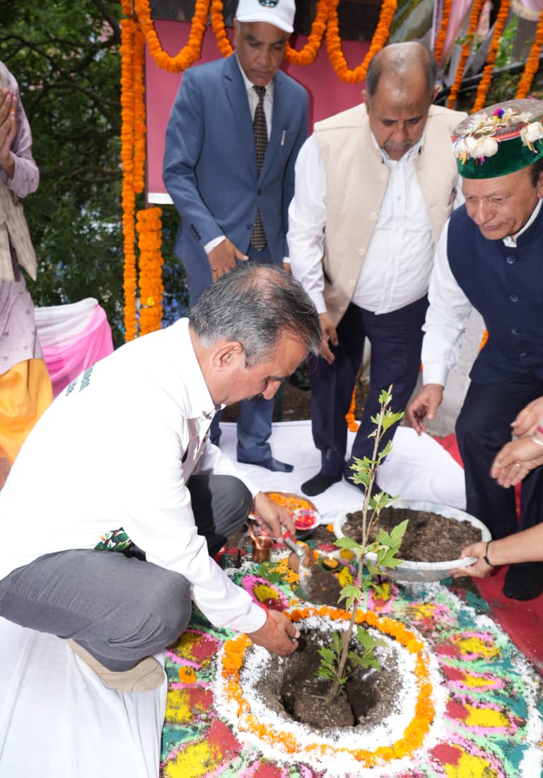 मुख्यमंत्री ने चिनार वृक्षारोपण अभियान के प्रथम चरण का शुभारंभ किया