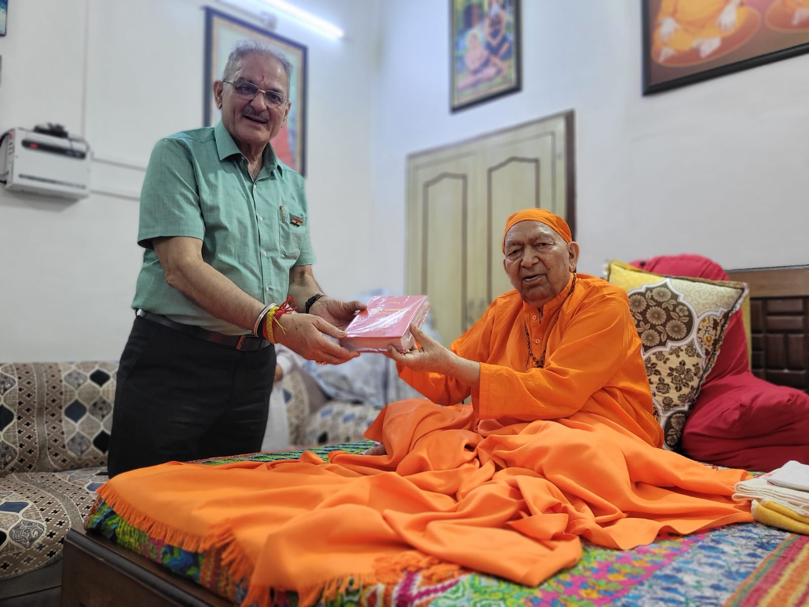राज्यपाल ने कांगड़ा स्थित वेद आश्रम में स्वामी राम स्वरूप योगाचार्य से की भेंट