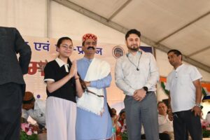 कोटली की शालिक ठाकुर एक दिन की जिला उपायुक्त की जिम्मेवारियों का निर्वाह करवाते हुए जिला उपायुक्त अपूर्व देवगण।