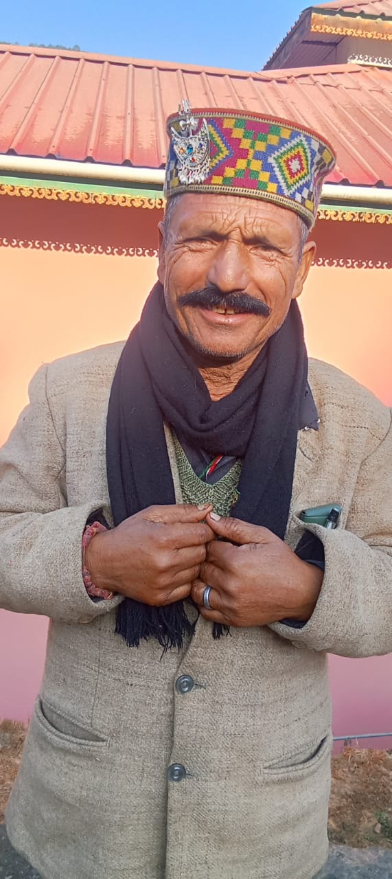 कुर्सी खिसकने से गिरे व्यक्ति की मौत, चौहार घाटी में शोक की लहर