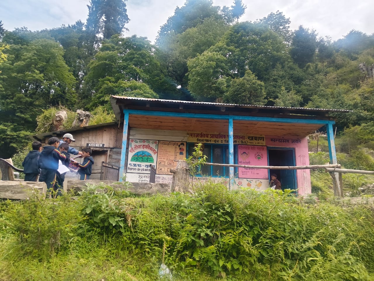 आजादी के 75 साल बाद भी बदहाल ख्वाण, स्कूल में नहीं पहुंची बिजली और सड़क