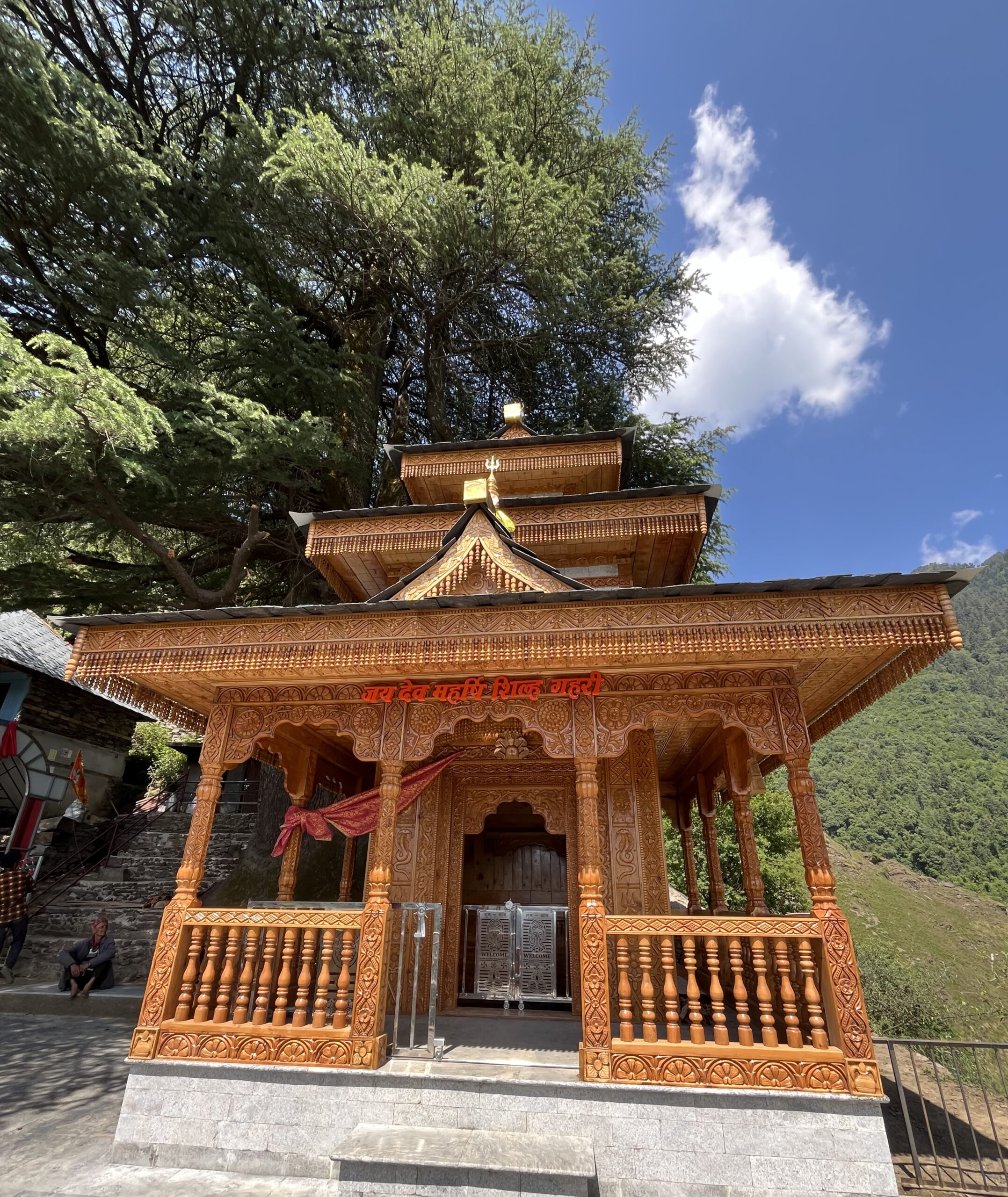 देव संस्कृति की नई मिसाल: देवता शिल्ह गहरी मंदिर प्रतिष्ठा में शराब पर पूर्ण प्रतिबंध, उल्लंघन पर 10 हजार रुपये जुर्माना