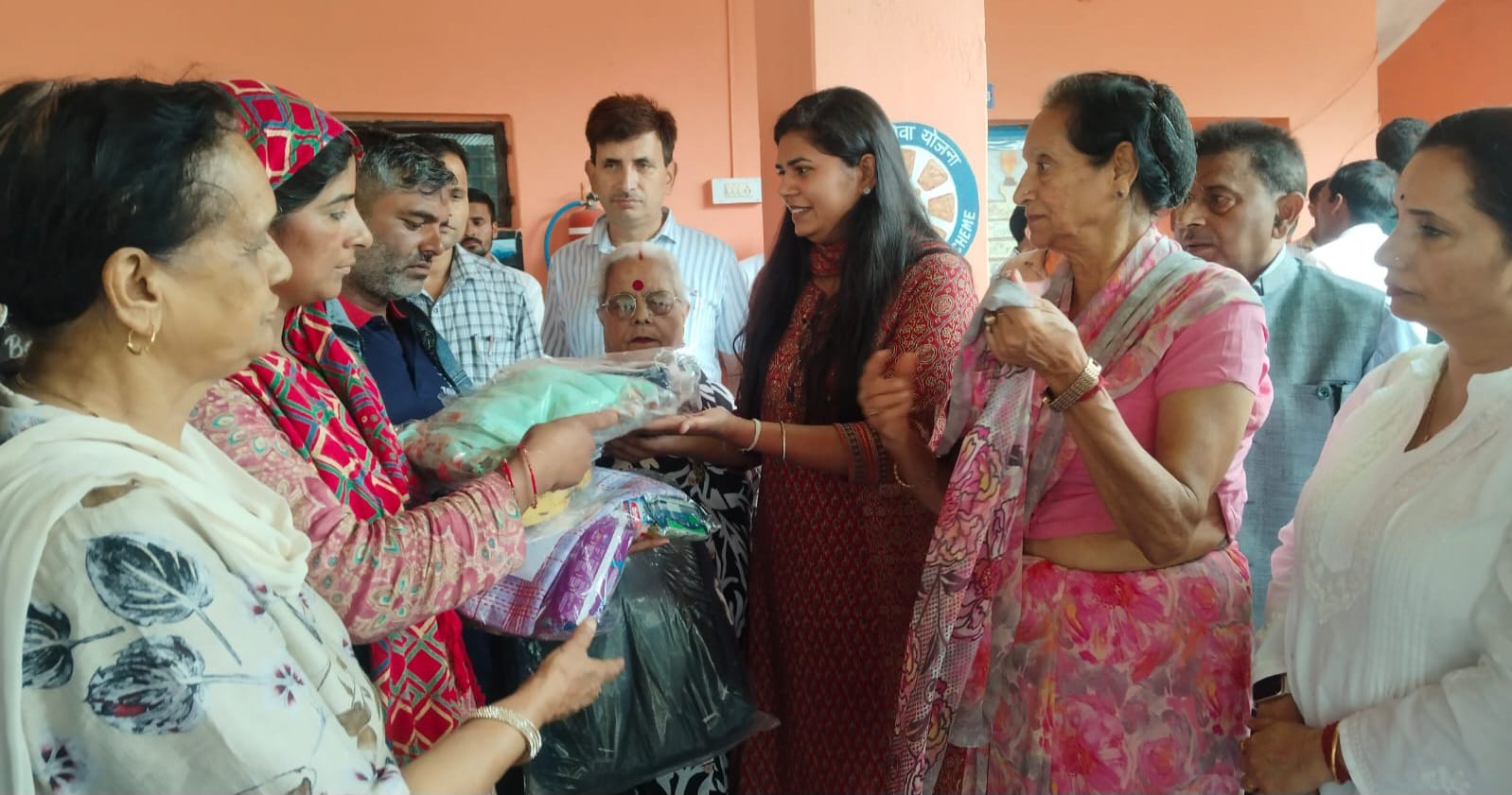 आपदा प्रभावित परिवारों से मिलीं जिला रेडक्रॉस सोसायटी की अध्यक्षा, राहत सामग्री वितरित