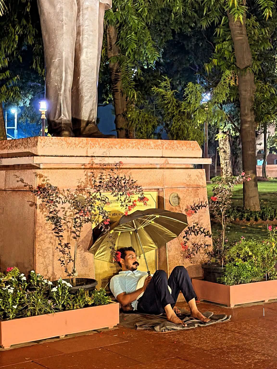 संसद परिसर में छात्र लाठीचार्ज के विरोध में धरने पर बैठे सांसद चंद्रशेखर आजाद