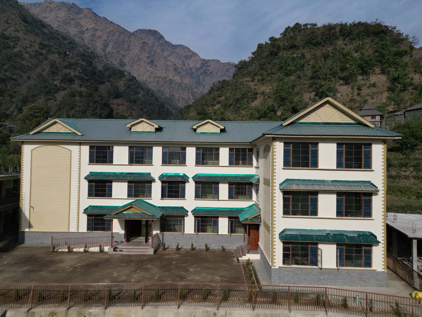 5 जुलाई को होगा देउरी स्कूल के नवनिर्मित भवन का उद्घाटन, प्रियंका गांधी का किया वादा नहीं हो सका पूरा