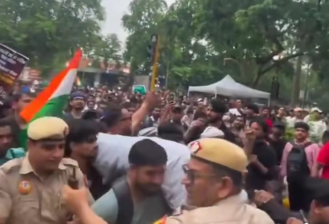 लाठियों से नहीं दबेगी युवाओं की आवाज़: सवालों से बचने की राजनीति कब तक?