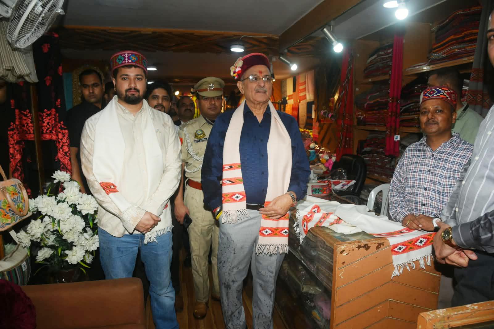 राज्यपाल ने राष्ट्रीय हथकरघा दिवस पर दिल्ली स्थित हिमाचल एम्पोरियम का दौरा किया