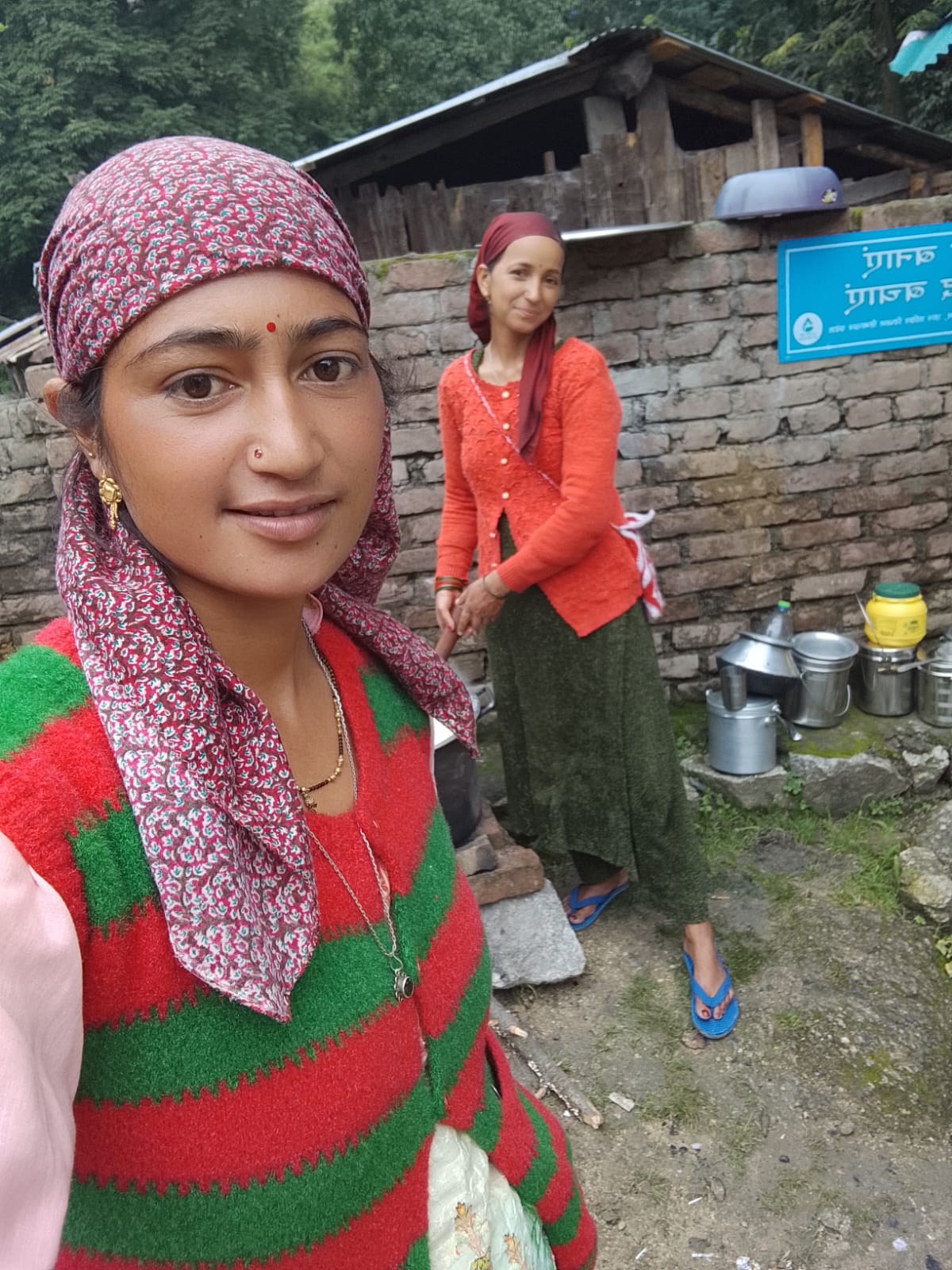 दुर्गम राह, अटूट आस्था: पैदल सफर के बीच लछियान गांव में सजा खीर का भंडारा