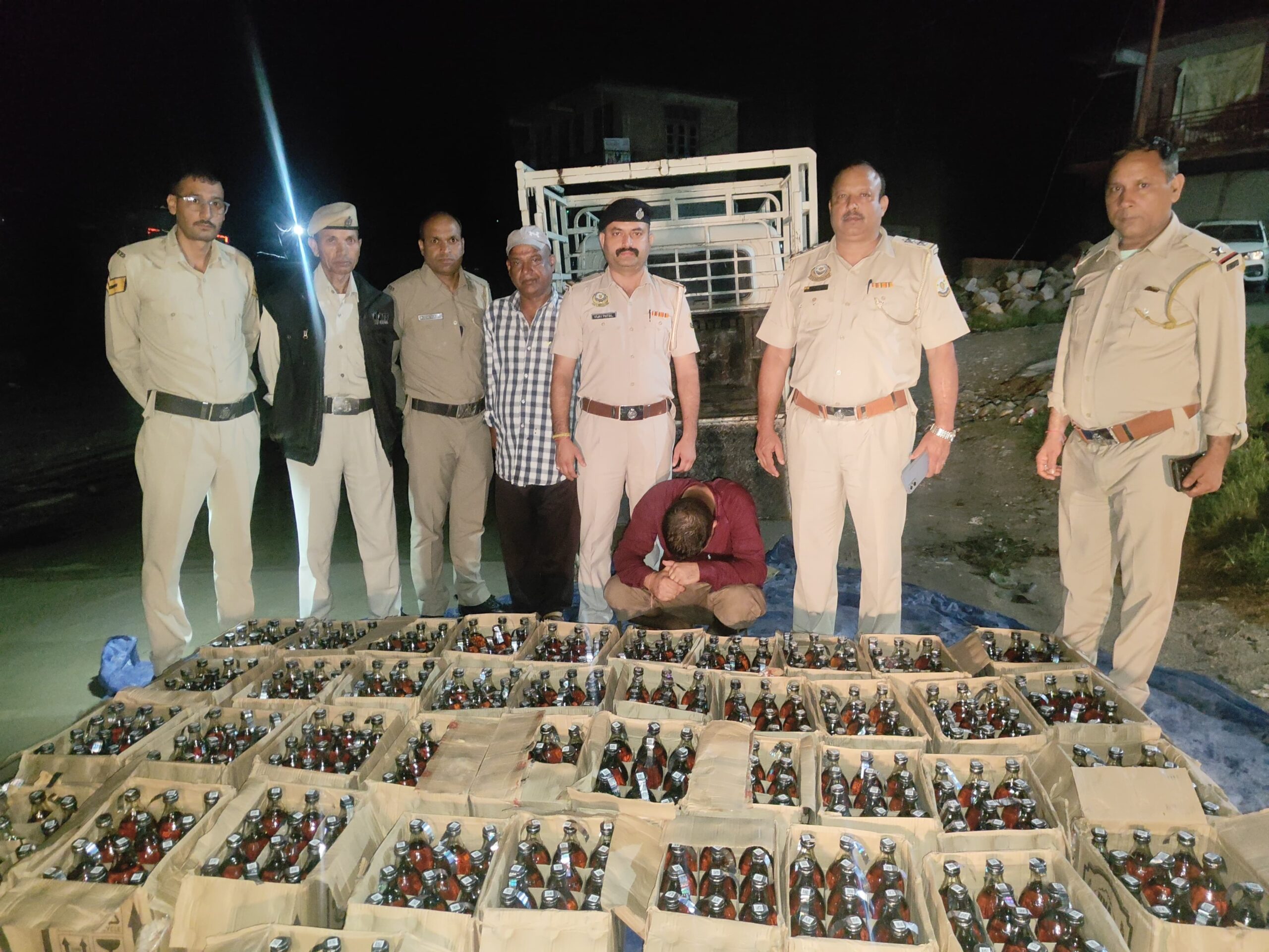 शंकर देहरा चौक सनारली में नाकाबंदी के दौरान महिन्द्रा कैम्पर से 40 पेटियां शराब बरामद