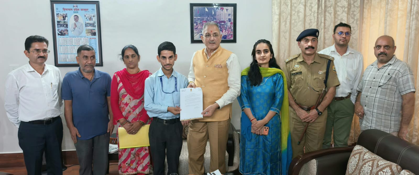 राज्यपाल ने सेना के लिए स्वदेशी ड्रोन तकनीक विकसित करने के लिए सर्वेश शर्मा को किया सम्मानित