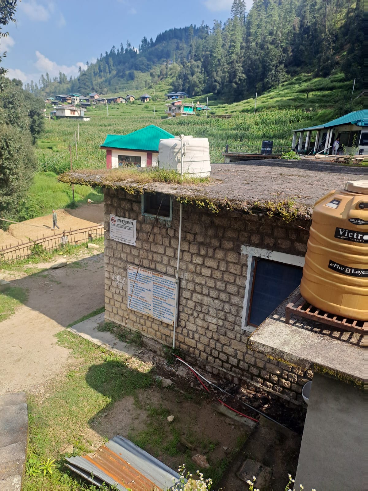 आठ माह से कागजों में उलझी वरधान स्वास्थ्य उपकेंद्र की मरम्मत, जर्जर भवन में खतरे के बीच स्वास्थ्य सेवाएं