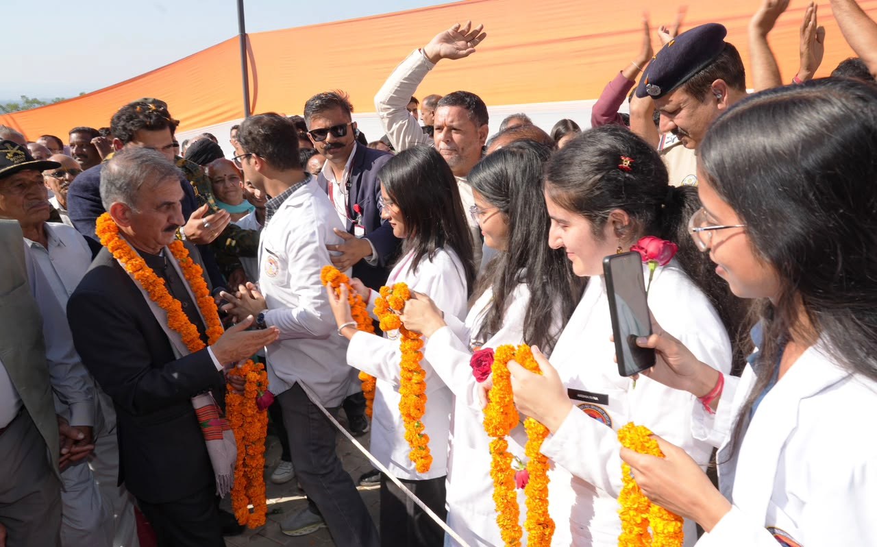 मुख्यमंत्री ने डॉ. राधाकृष्णन राजकीय चिकित्सा महाविद्यालय, हमीरपुर में 200 करोड़ रुपये की लागत से निर्मित अकादमिक ब्लॉक का किया लोकार्पण