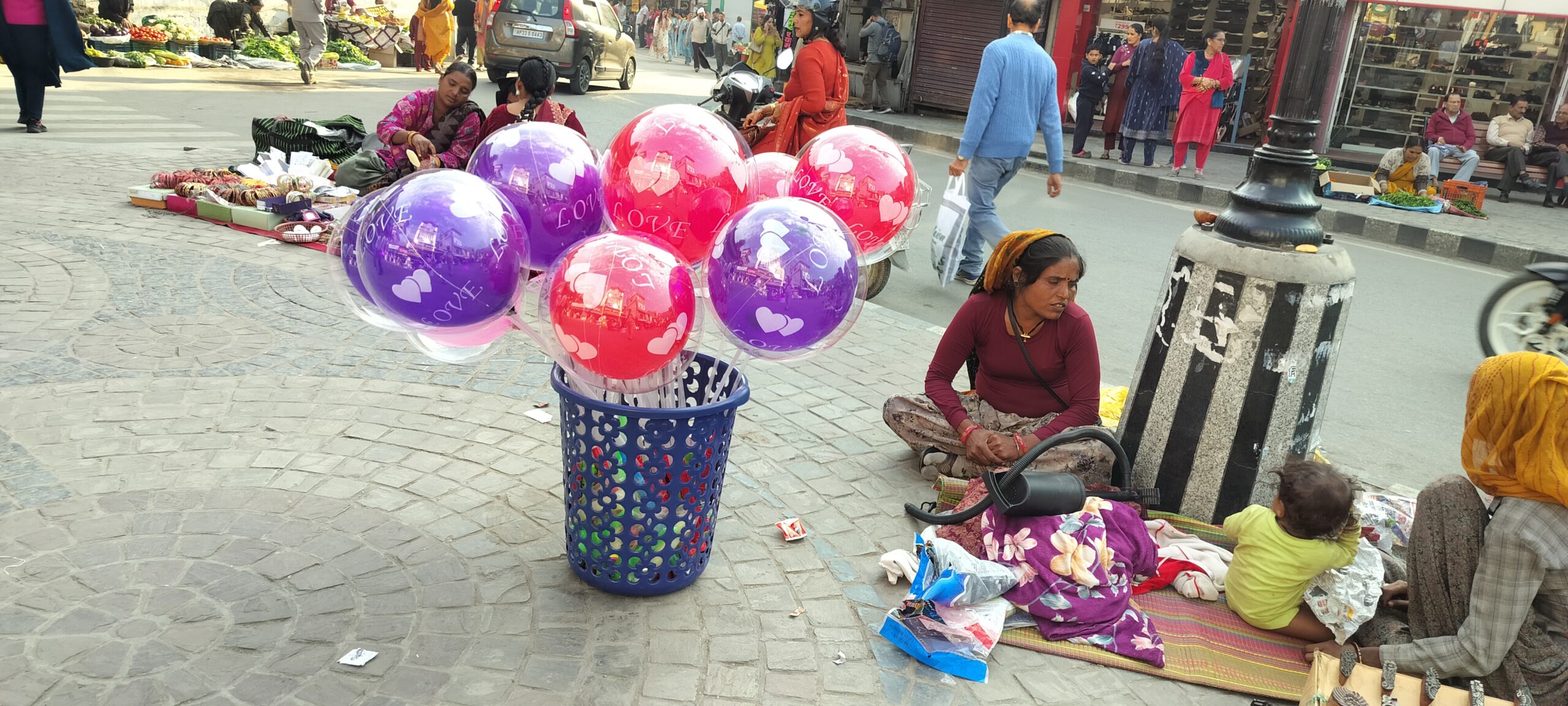 करवा चौथ पर मंडी के चौहट्टा बाजार में रौनक, मेहंदी और पूजन सामग्री की खरीदारी में जुटीं महिलाएं